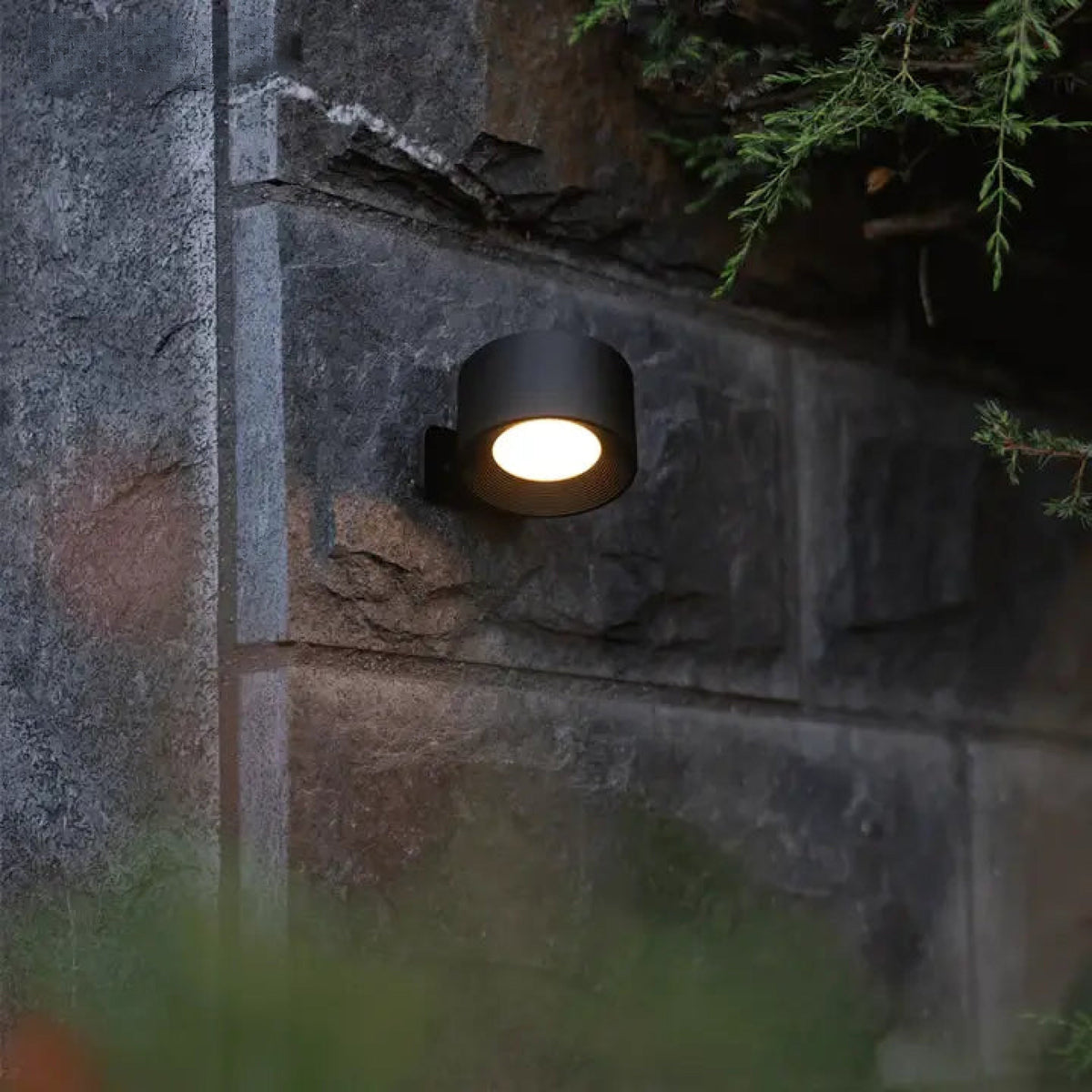 Cordless 360° Magnetic LED Wall Light – No Drilling – view 2 | BROKLEN