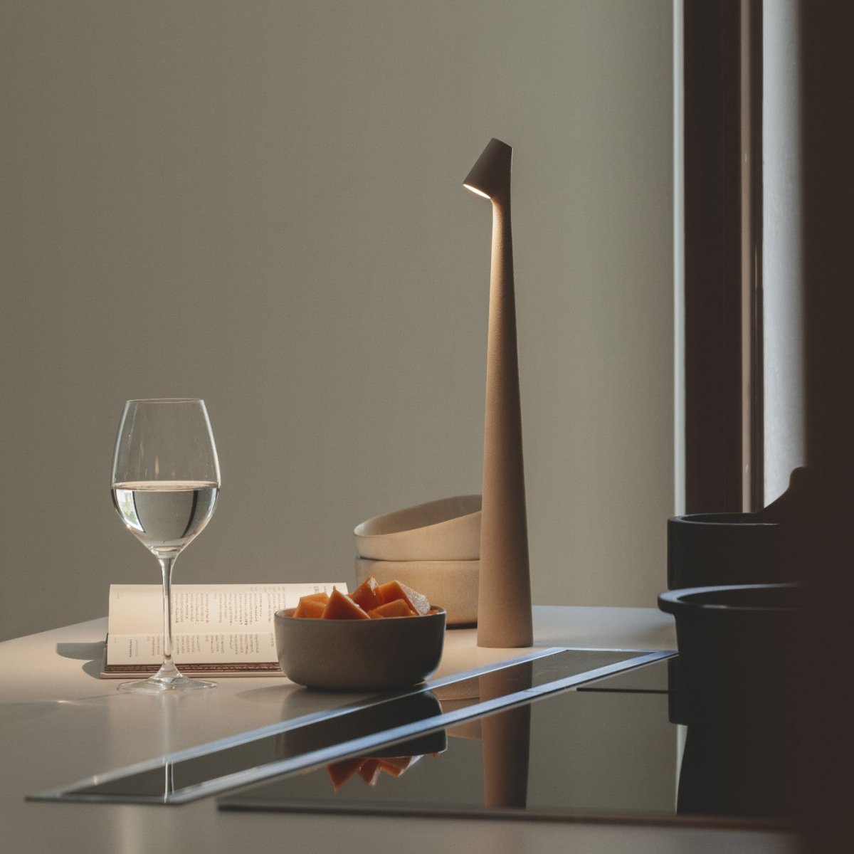 Minimalist Beam LED Table Lamp – view 7 | BROKLEN