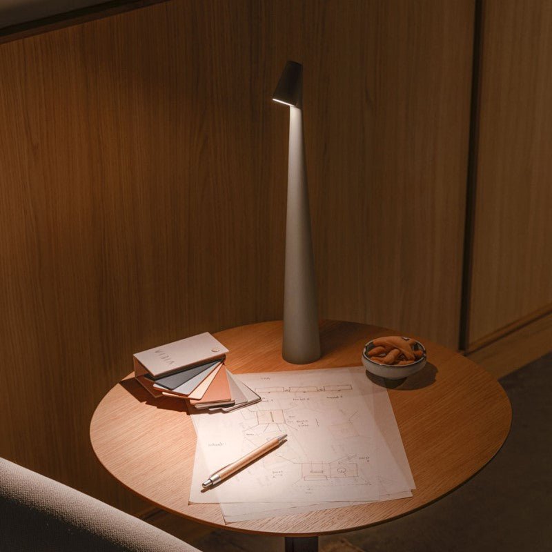 Minimalist Beam LED Table Lamp – view 19 | BROKLEN