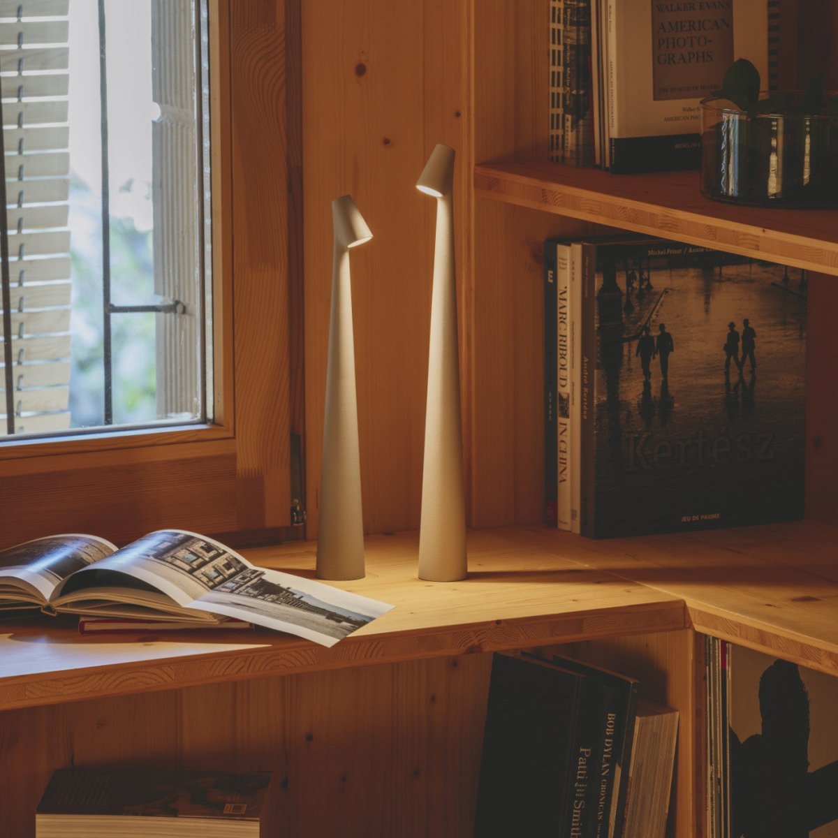 Minimalist Beam LED Table Lamp – view 10 | BROKLEN