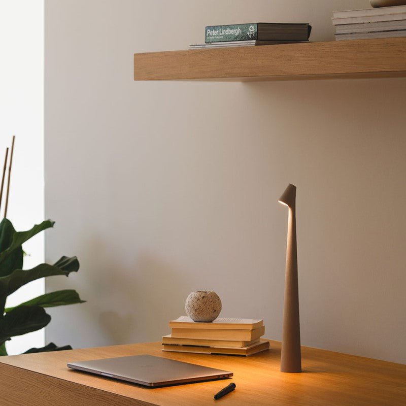 Minimalist Beam LED Table Lamp – view 6 | BROKLEN